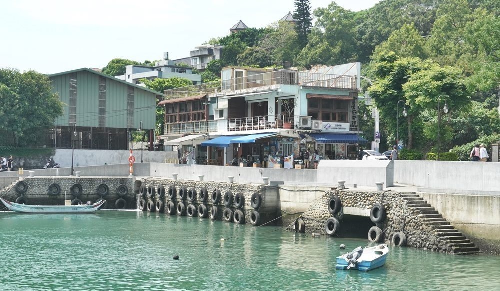 安克黑咖啡 依港而立的建築與碧綠河水漁港風情實拍