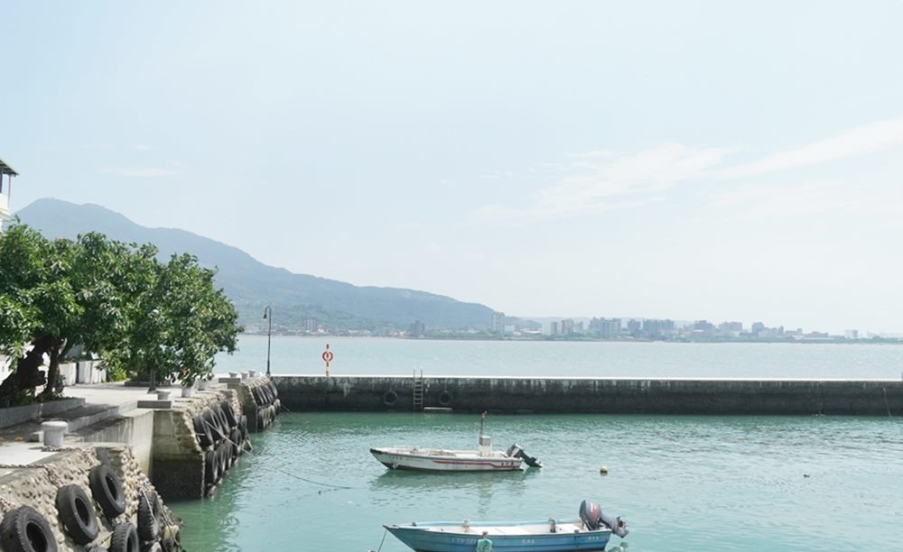 安克黑咖啡 淡水河畔停泊的小船與遠山靜謐河景實拍
