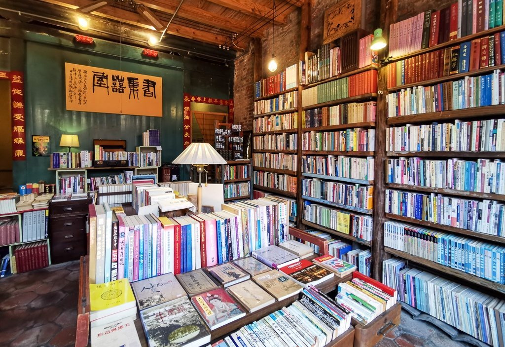 書集喜室 桌上選書與整面舊書牆