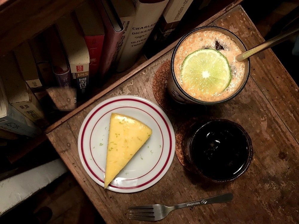 未央咖啡店 招牌檸檬起司蛋糕佐檸檬冰飲,書牆光影下的俯拍特寫