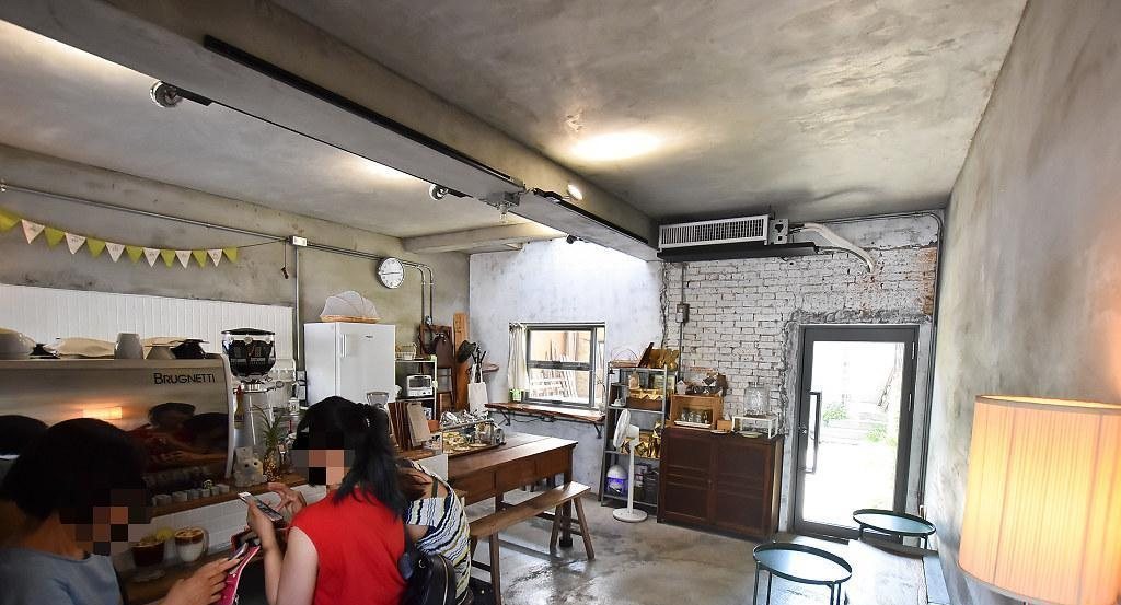 炎生 Caffè 水泥與紅磚交錯的室內慵懶座位區