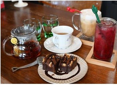 Coffee Box 都蘭咖啡車廂 窗邊海景配上手沖咖啡、洛神氣泡飲與核桃布朗尼