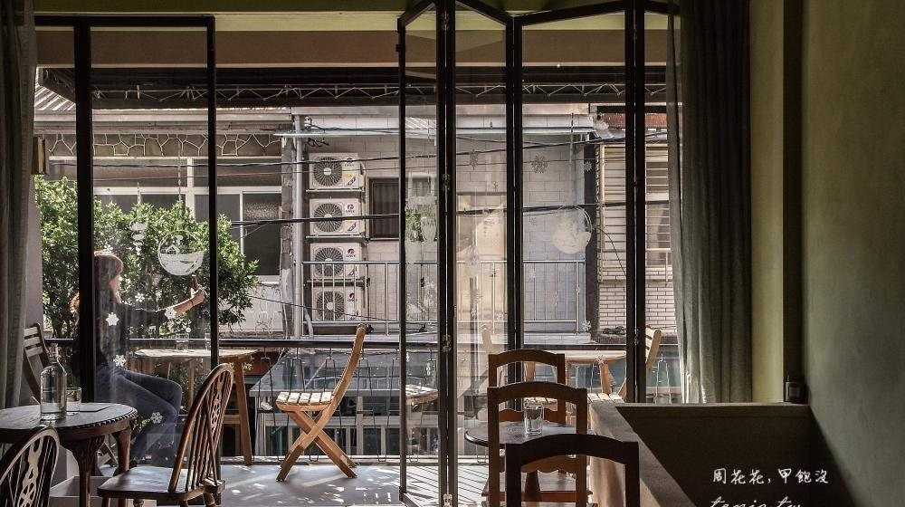 COME UP PATISSERIE 陽光灑落的室內座位與落地窗外老街景致