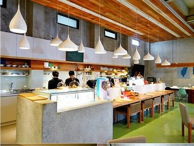 墾墨咖啡 吧台與白色吊燈、清水模點餐區實拍