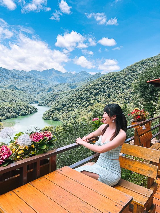 森鄰水岸景觀咖啡館 露台座位俯瞰翠綠湖水與綿延群山