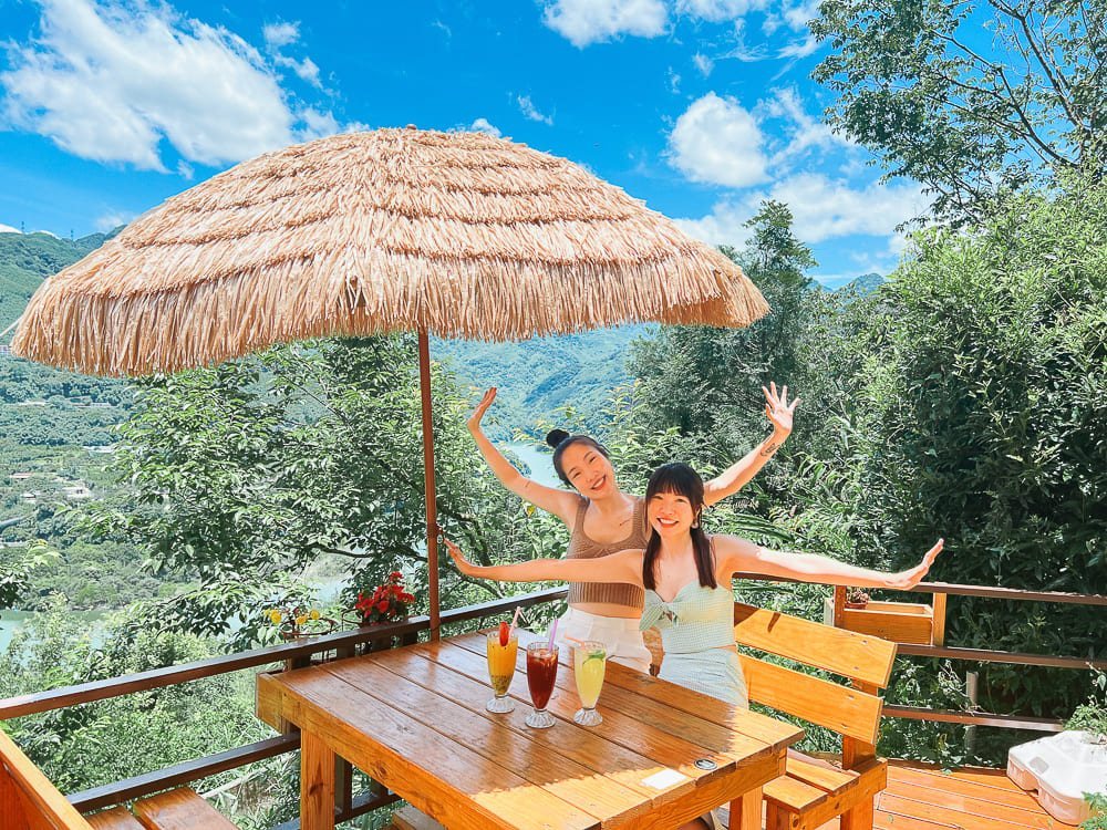 森鄰水岸景觀咖啡館 茅草傘下的戶外座位,遠眺群山