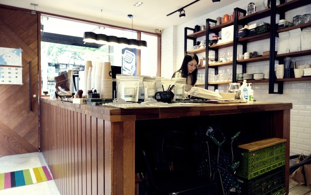 HAUSINC CAFE 木作吧台與磚牆層架實拍