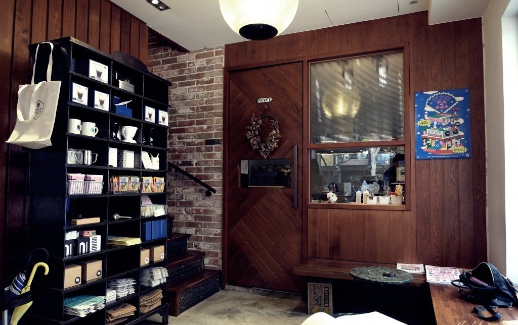 HAUSINC CAFE 鐵件層架與紅磚牆角落實拍