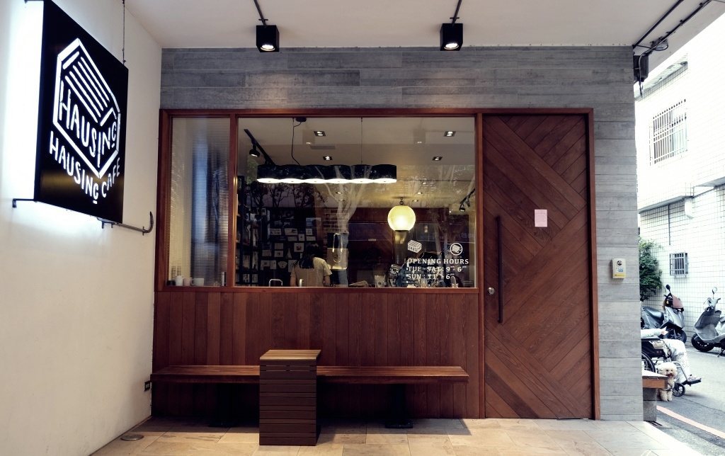 HAUSINC CAFE 木質門面與招牌燈箱實拍