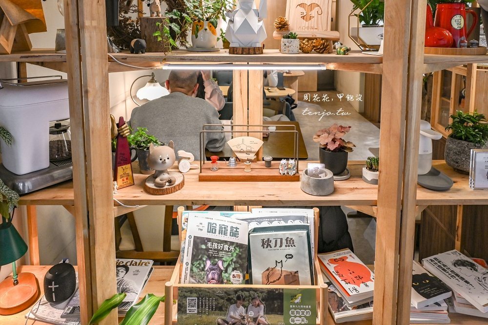木咖 Horoka 木層架上的植栽、選物與雜誌陳列
