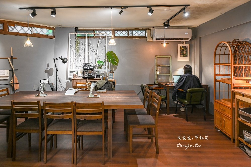 木咖 Horoka 挑高老屋空間，長木桌與軌道燈下的手沖工作檯實拍