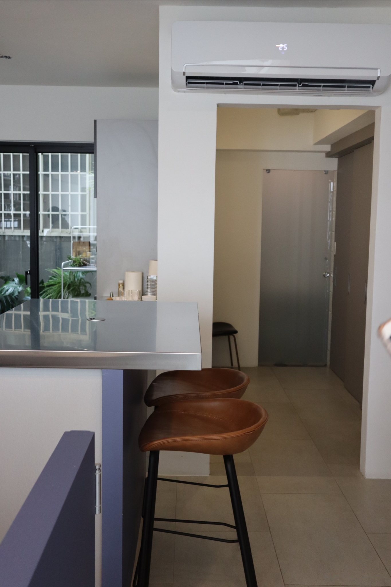 inn Lobby 斗宅樓下甜點店 吧台高腳椅與靠窗座位區，木質與自然採光