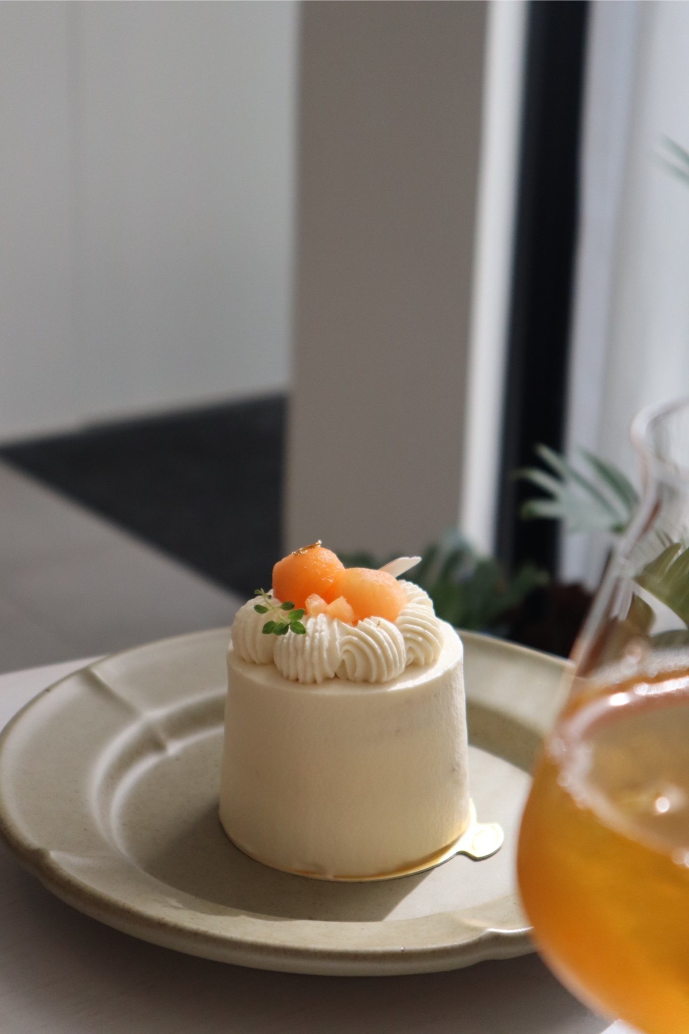 inn Lobby 招牌奶油小蛋糕佐柑橘，搭配冷泡茶