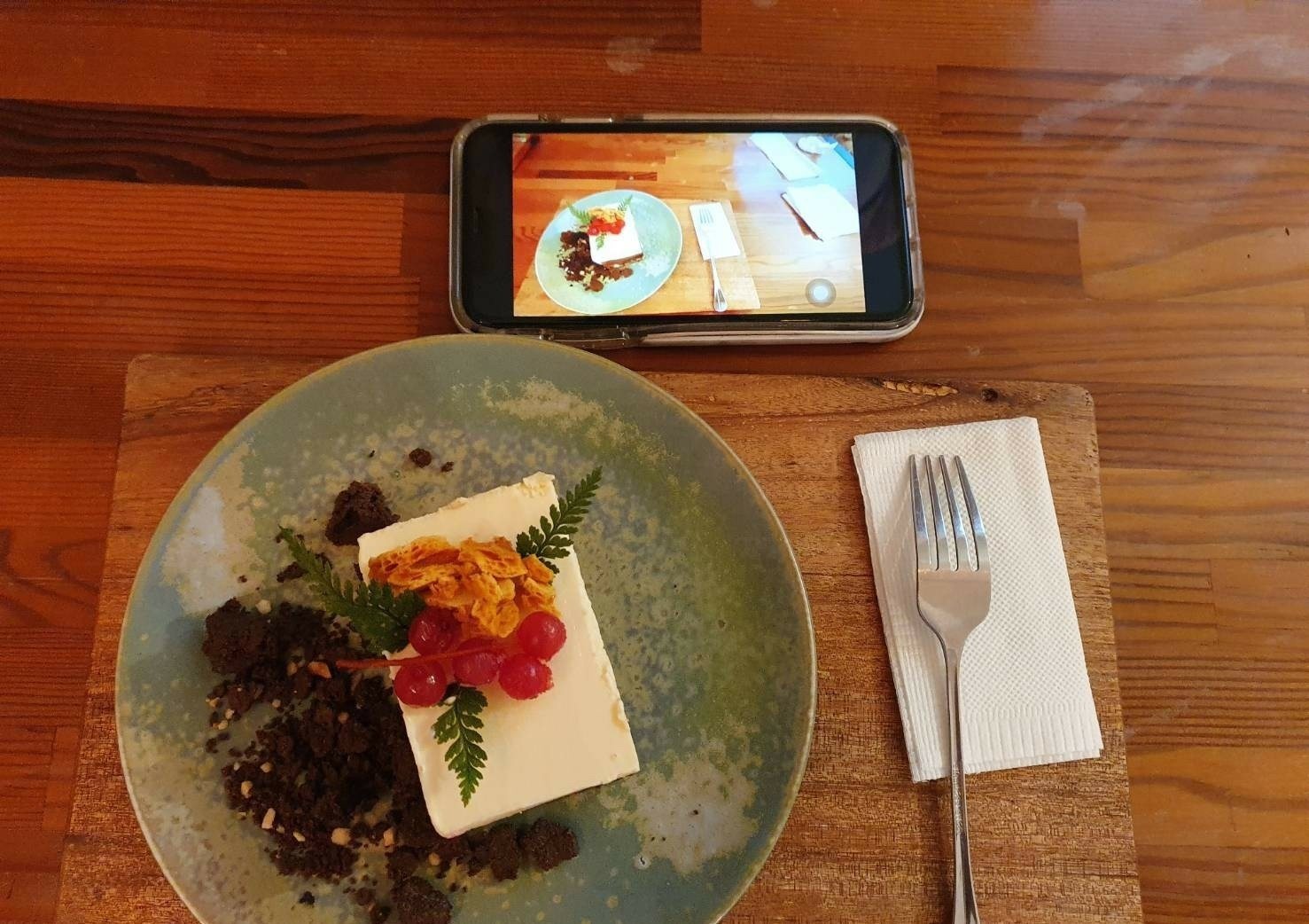 靜咖啡甜點空間 JingCafe 招牌乳酪手工甜點佐莓果與脆片