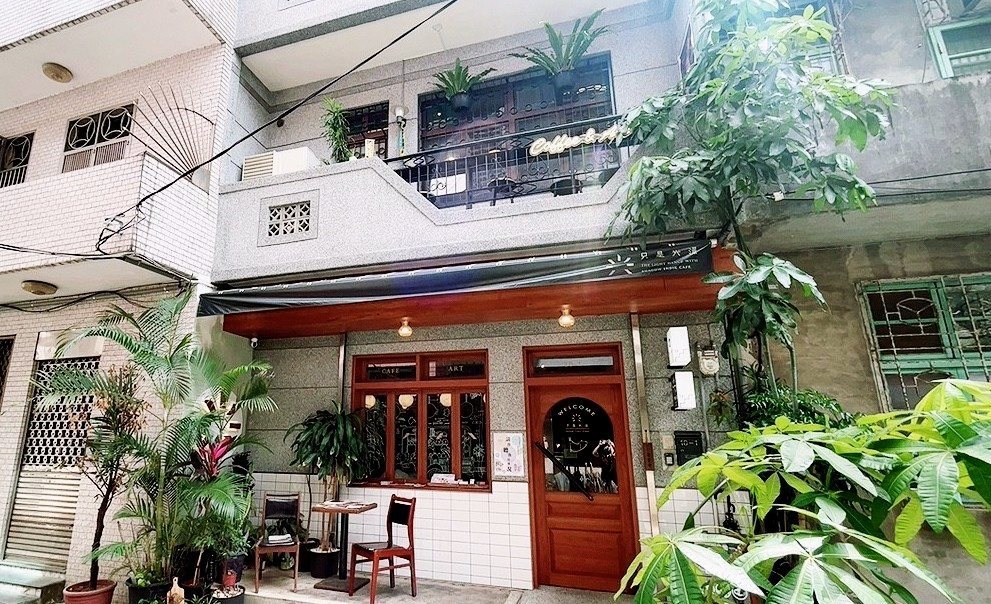 只是光影 獨立咖啡廳 桃園第一街老宅立面,紅磚老屋與綠意門面實拍
