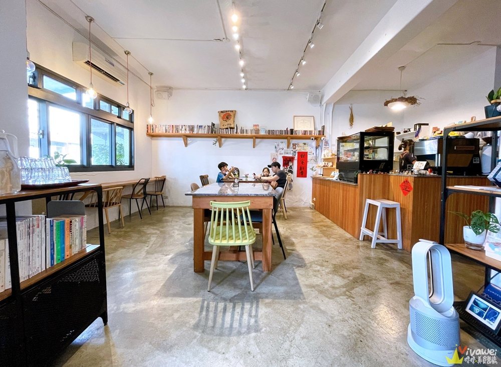 KUMOKURU 手製甜點 水泥地與木質家具的閒適用餐空間實拍