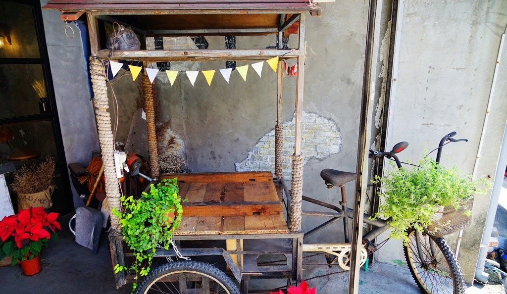 LeeLi's 餐館 店門口復古木推車與單車手作風景