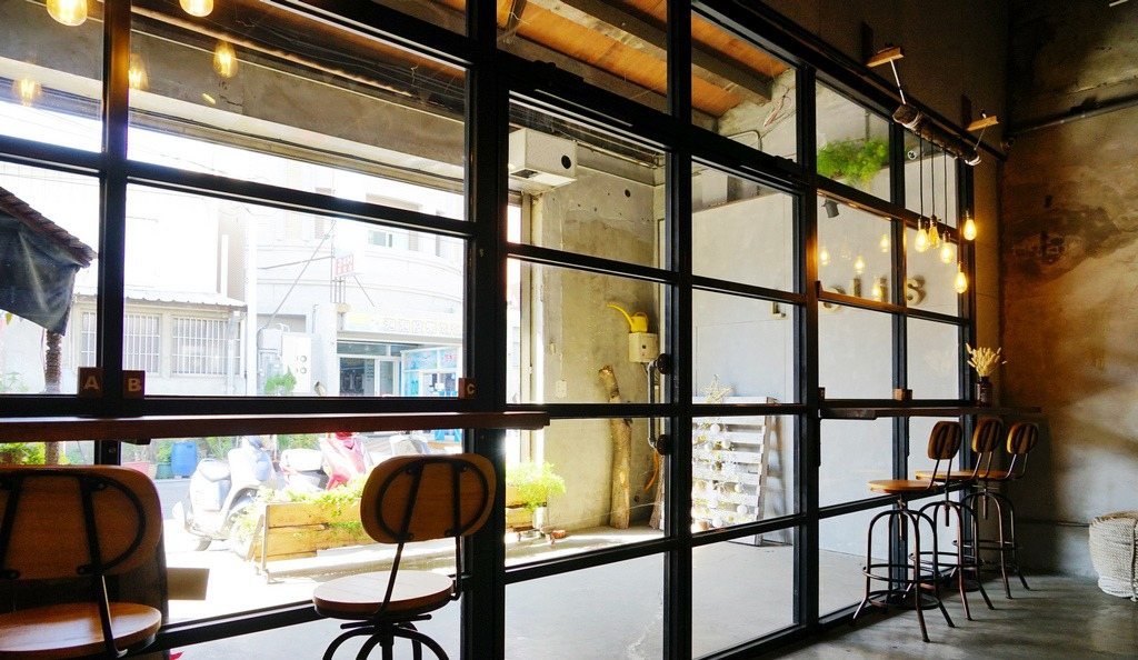 LeeLi's 餐館 黑框大窗與木椅吧台的工業質感