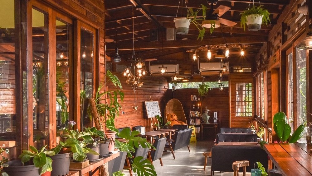 霖咖啡 lincafe' 滿室植栽與暖色燈光的森林系木質室內空間實拍