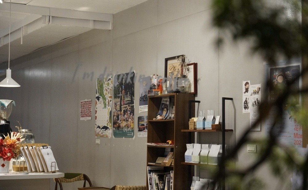 草月咖啡館 店內展售自家烘焙豆與藝文海報實拍