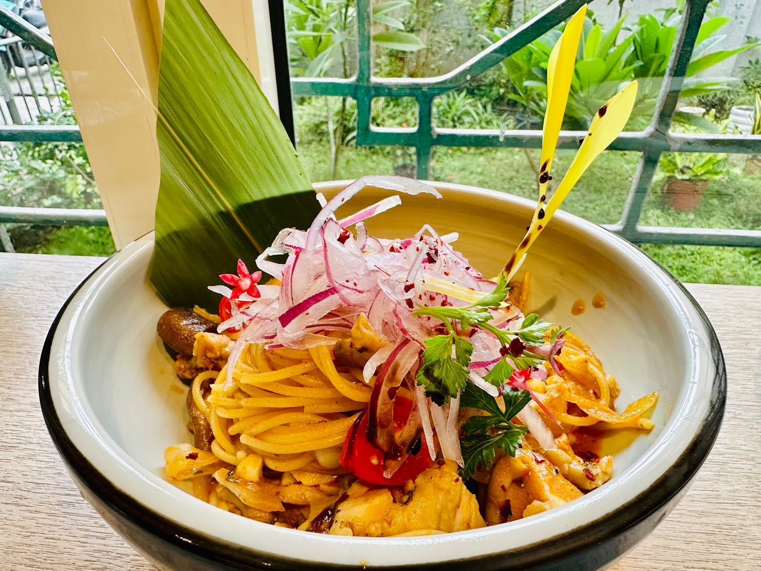 猫狸村 招牌義大利麵,窗邊綠意相伴的一碗手作料理