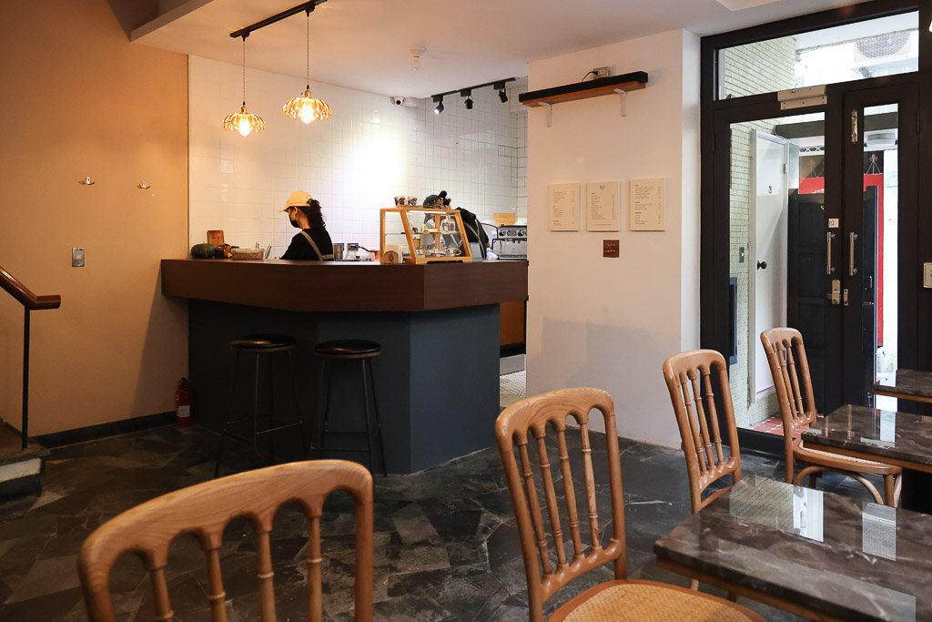NijO Coffee 泥臼咖啡 吧台與咖啡師沖煮咖啡的角落實拍