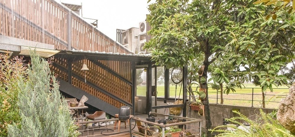 池上九號咖啡館 NO.9 戶外平台與錦鯉水池,遠眺田園