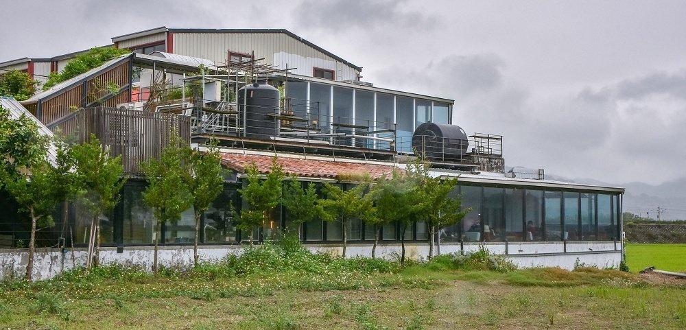 池上九號咖啡館 NO.9 稻田中的玻璃帷幕建築外觀