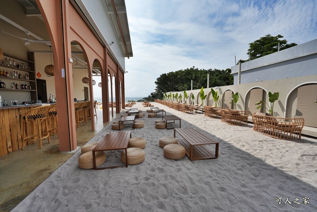 Ocean 歐絢餐酒館 木質吧台、滿牆酒款與面海沙灘座位區實拍