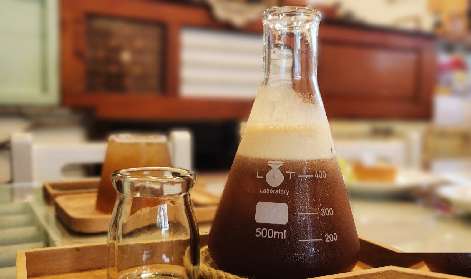 老院子1951 實驗瓶冰釀咖啡，木盤端上桌