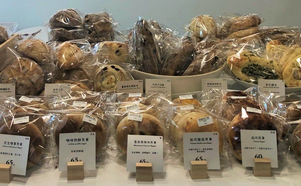 潘樓烘焙 整排手作貝果與歐式麵包,櫃上一字排開任你挑選