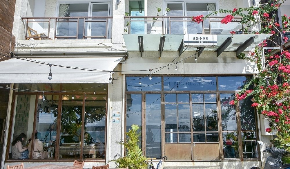 迷路小章魚餐酒館 白色海濱小屋外觀,九重葛點綴的義式風情
