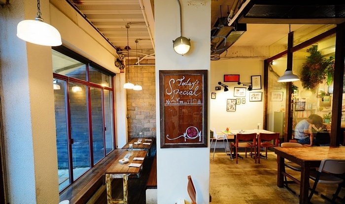 迷路小章魚餐酒館 今日特餐黑板與木質長桌,慵懶海邊氛圍