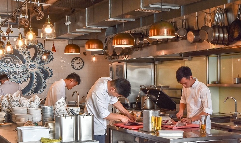 迷路小章魚餐酒館 全開放式廚房,主廚現場料理,牆上有藍白章魚壁畫