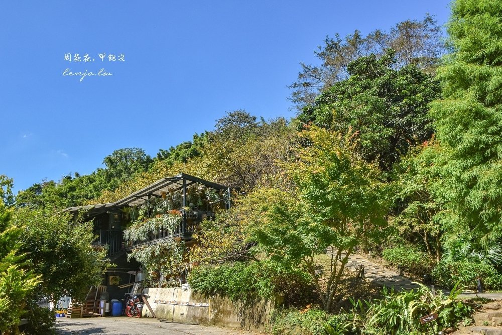 丸山咖啡 Play Mountain 藍天下依山而建的咖啡館外觀