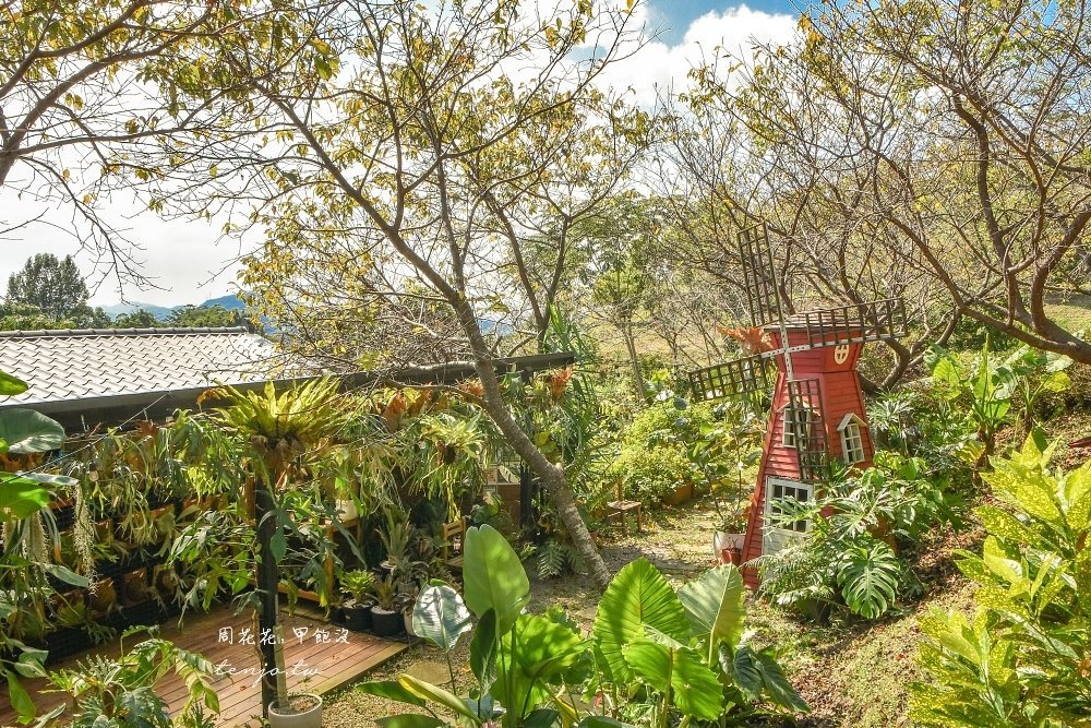 丸山咖啡 Play Mountain 花園中的紅色小風車與遠處山景