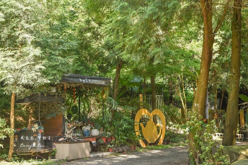 丸山咖啡 Play Mountain 林間小徑與木造小屋,園區自然入口意象