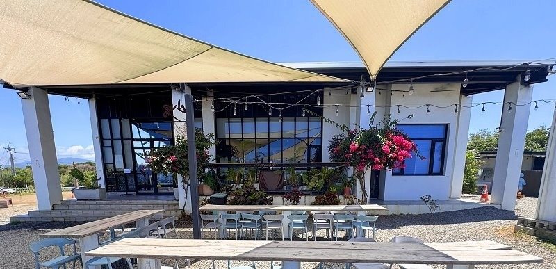 山男咖啡 戶外長桌座位與九重葛點綴實拍