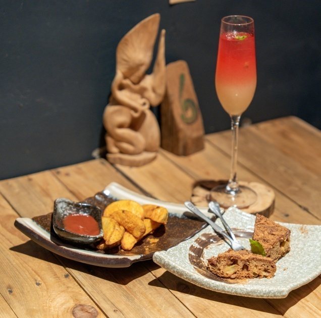 山凹 ShanAo Cafe Bar 招牌薯角佐醬、肉桂蘋果蛋糕與紅色氣泡飲
