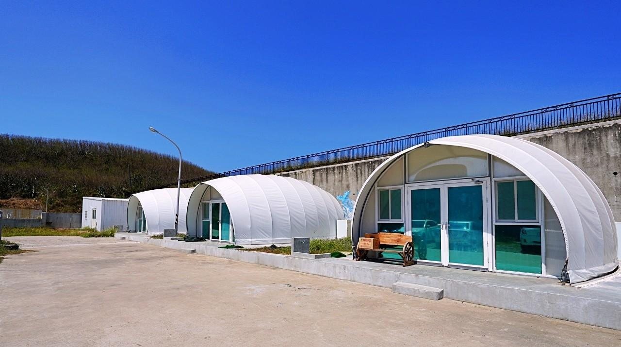 時咖啡 SHILICAFE 一整排白色拱形帳篷小屋海邊度假感