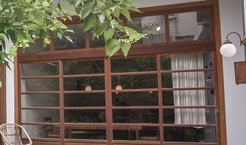 霜空珈琲 老宅木格窗與吊燈、復古壁燈的侘寂角落