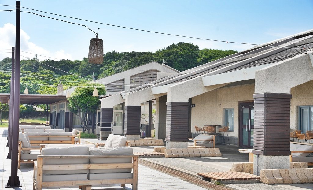 小山看海藝文園區 戶外沙發庭園座位區，陽光明亮舒適