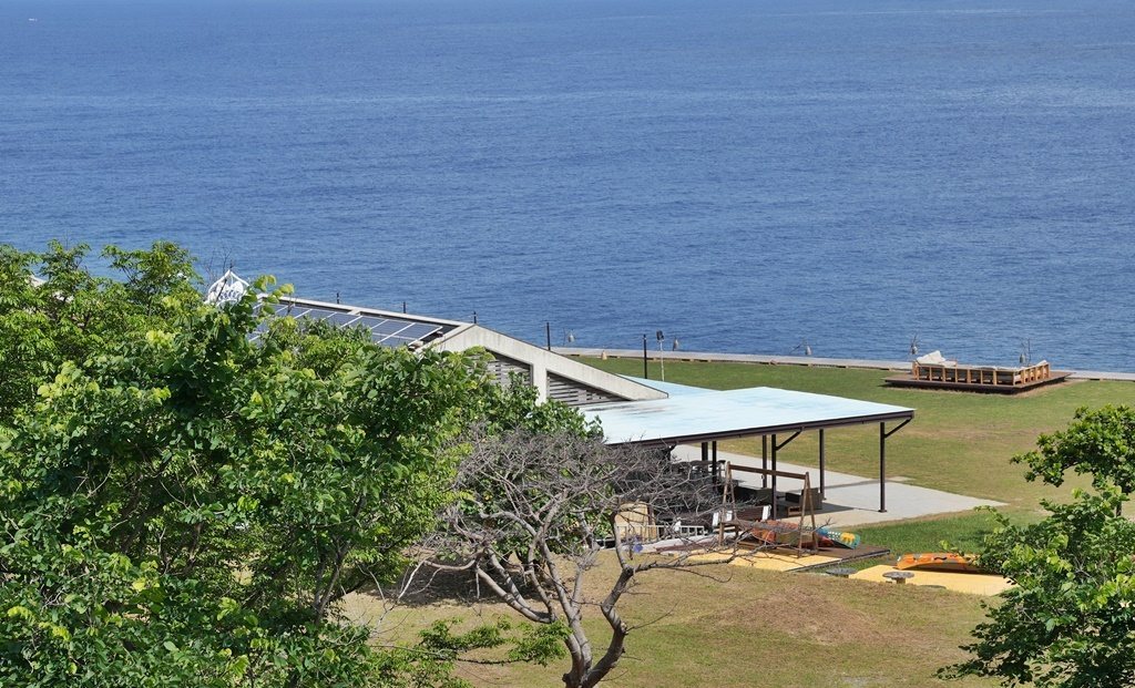 小山看海藝文園區 園區面海全景，綠地、棚架與蔚藍海洋