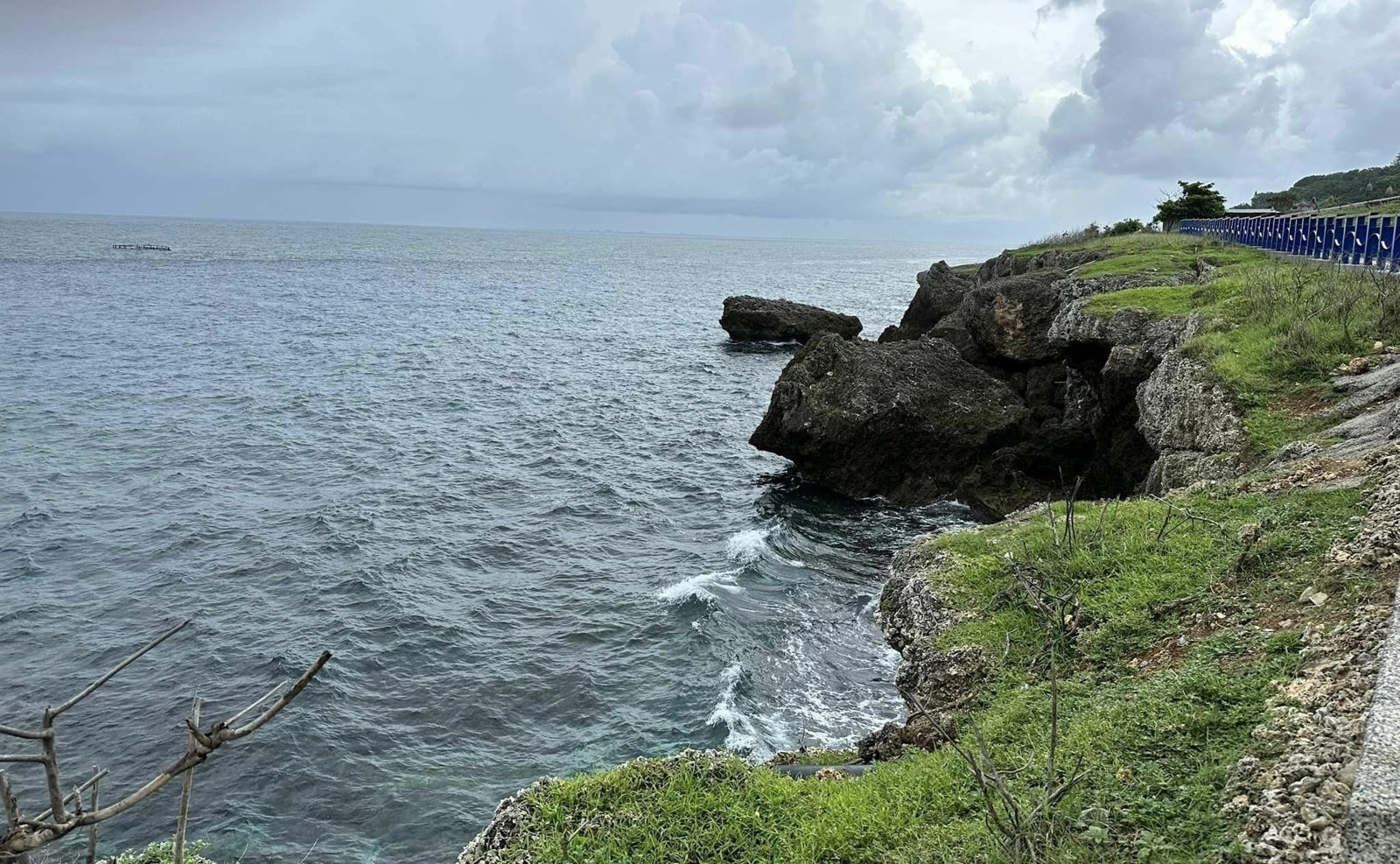 小山看海藝文園區 礁岩海岸線，浪花拍打小琉球海蝕地貌