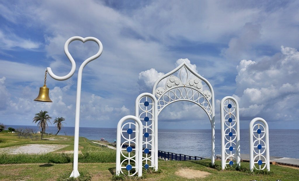 小山看海藝文園區 招牌白色愛心拱門地標，藍天大海為背景