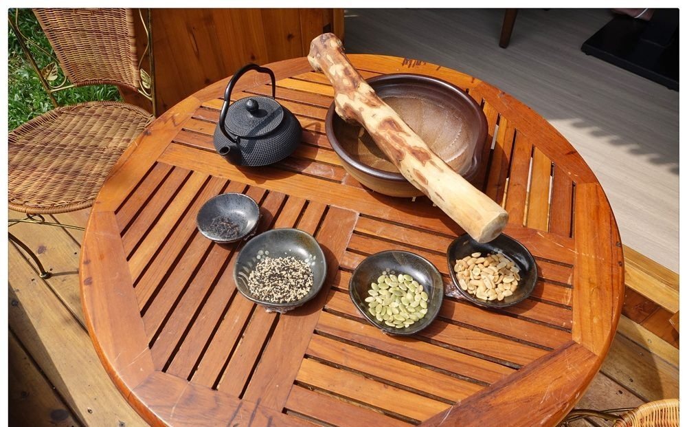 十六份人文茶館 客家擂茶 DIY 組,鐵壺、擂缽與五穀堅果擺盤