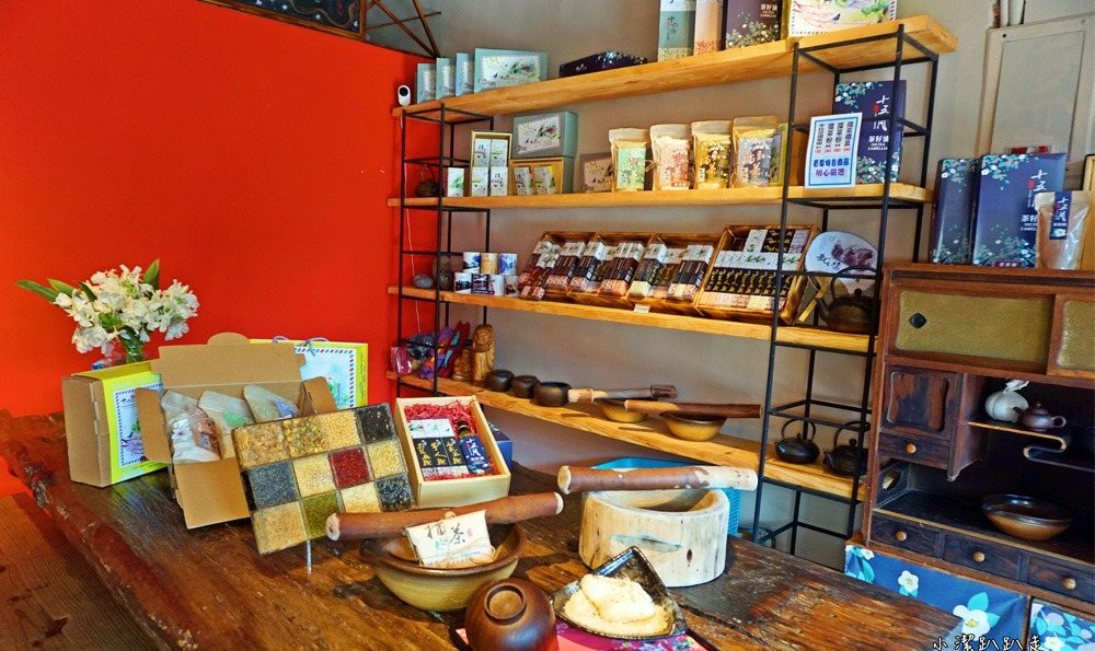 十六份人文茶館 擂茶茶具與客家茶品禮盒陳列的迎賓檯面