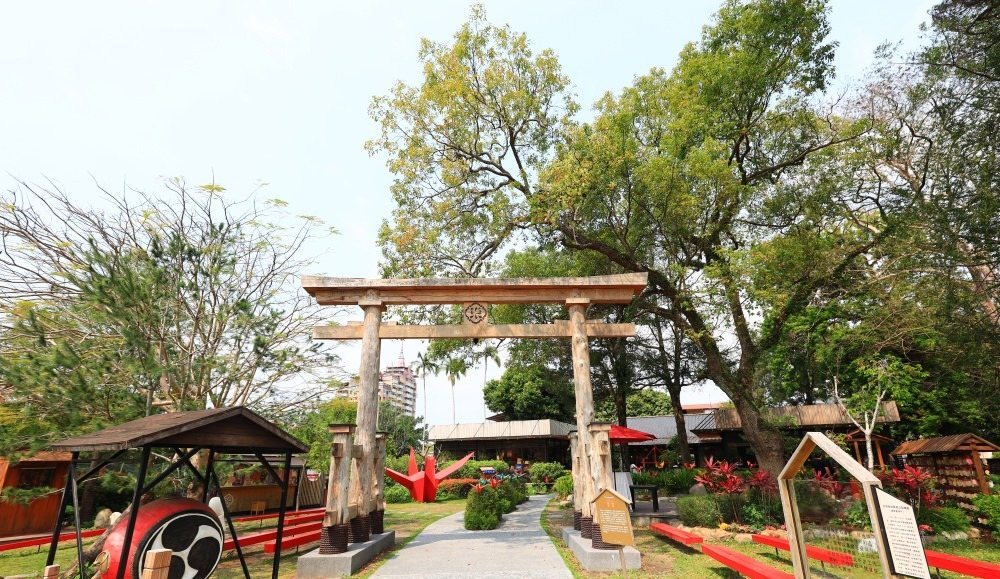 鳥居 Torii 喫茶食堂 石板參道直通鳥居,紅傘綠樹的日式庭園
