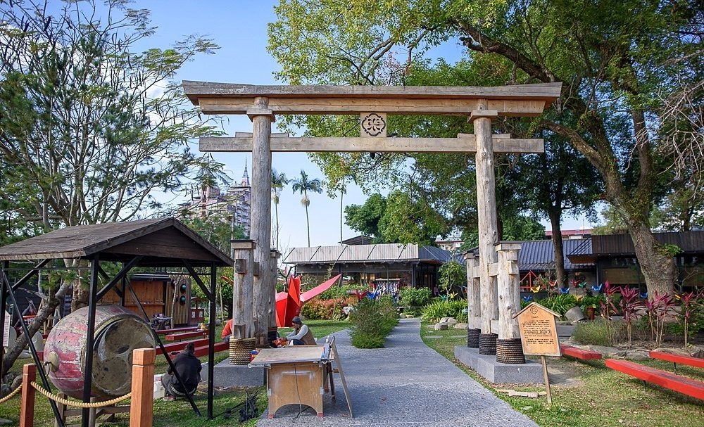 鳥居 Torii 喫茶食堂 鳥居與枯山水庭園步道,太鼓亭與紙鶴錯落
