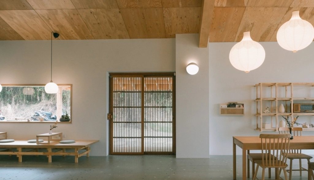 透明空氣 toumei kuuki 格柵拉門旁的木質餐桌與圓潤吊燈